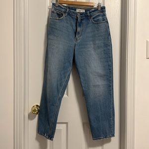 ABERCROMBIE • Curve Love High Rise Mom Jean in Medium • 28